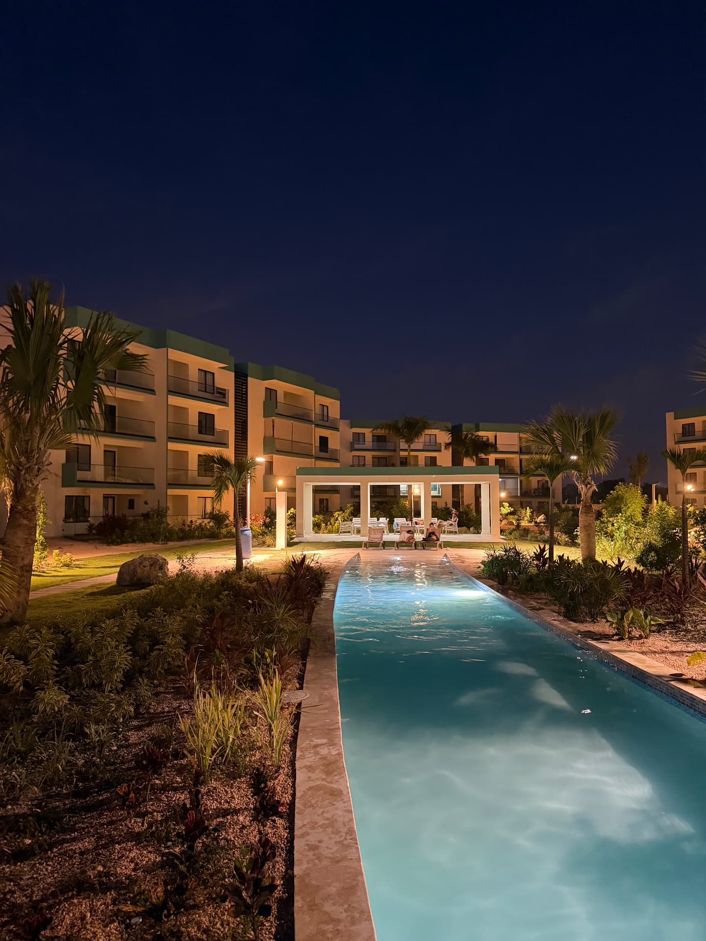 Basen i gazebo nocą — Serena Village, Punta Cana